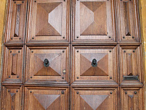 Вступился за супругу – изрезал ножом дверь соседу