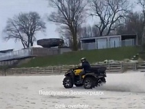 На пляже в Зеленоградске устраивают заезды на квадроциклах