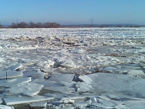 Неман у Cоветска и Талаховской ТЭС запружен тающим льдом (фото)
