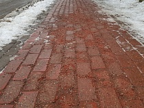 Снег с тротуаров Полесска сняли вместе с плиткой