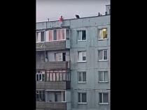 В Калининграде сняли на видео взобравшегося на крышу 10-этажки подростка