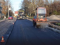 В Черняховске закатывают асфальтом ещё одну улицу с немецкой брусчаткой