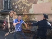 В Калининграде водитель ногами и руками отгонял пассажиров от автобуса 