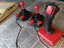 Юноша лишил своего взрослого родственника двух джойстиков