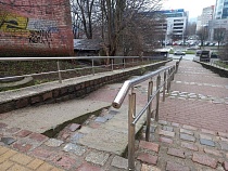 «Лучше на четвереньках»: спуски на Московский проспект шокировали пешеходов