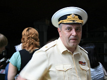 Контр-адмирал Балтфлота прикрепил закладную доску на фрегат ВМФ РФ