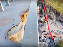 У берлинского моста в Калининграде размыло тротуар (видео)