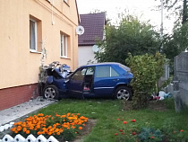  В Калининграде пьяный водитель врезался в жилой дом