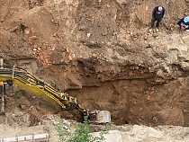 В Калининграде строители продолжили громить старинные фундаменты