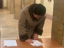 Подписи: Дятлова вступила в борьбу за поликлинику