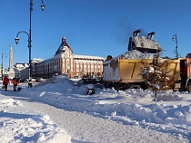 Из центра Гусева самосвалами вывозят снег