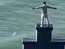 В Светлогорске хулиган встал на вершине крыши с разведёнными руками