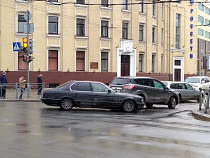 БМВ и «Форд» заблокировали перекрёсток в Калининграде