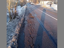 На Советском проспекте со снегом тает асфальт