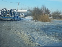 Эвакуация жителей отрезанных ледоходом посёлков Полесского района прервалась