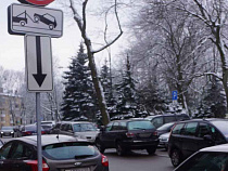 Мэрия Калининграда оберегает стройку знаками “Остановка запрещена” с табличками “Работает эвакуатор”