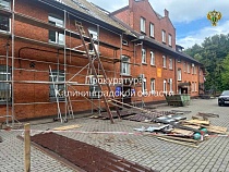 У больницы в Гурьевске из-за капремонта протекла крыша