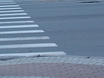 Автомобиль сбил на переходе женщину с 8-месячным ребенком и скрылся