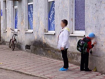 В Правдинском районе мать с 6 детьми-погорельцами впихнули в жуткую трущобу