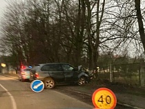 BMW X5 врезался в забор. Водитель ушёл