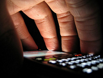 В подъезде дома по улице Карташова в Калининграде ограбили студента