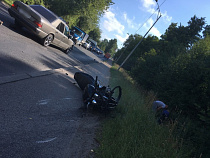 «Мотик всмятку, пилот дышит»: ДТП на улице Суворова в Калининграде