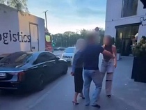 В центре Калининграда девушка в кожаном топе измордовала троих
