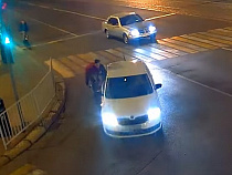 Таксист не заметил велосипед на повороте на Театральную (видео)