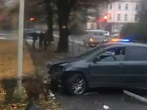 Автомобиль выскочил на тротуар и врезался в ограду сквера