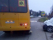 «Опель» врезался в школьный автобус, есть пострадавшая 