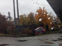 В Калининграде легковушка оказалась в канаве