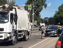 На Гагарина элитный Mercedes «встретился» с мусоровозом