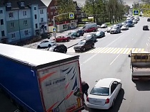 ГИБДД опубликовала видео с бьющейся о «Шевроле» фурой