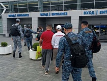 Из Калининграда под охраной вывезли 6 мигрантов