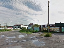 В Новодорожном не смогли засыпать ямы на дорогах из-за размера ям