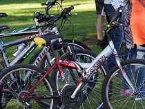 Велосипедист протаранил машину в центре Калининграда (видео)