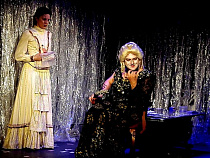 Актер Драмтеатра Алексей Переберин получил приз за «Лучшую женскую роль» 