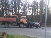 Под Калининградом автокран протаранил легковушку