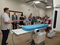 Школьникам из Калининграда устроили экскурсию в онкоцентре