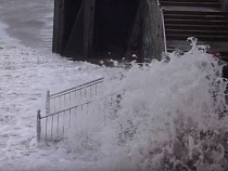 Женщину едва не унесло в море во время шторма (видео)