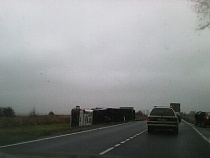 На трассе под Калининградом опрокинулась фура