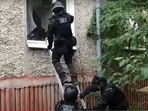 Полиция распространила видео штурма наркопритона в центре Калининграда