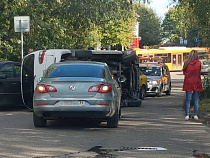 ДТП на Судостроительной в Калининграде: микрик на боку, пешеход в «скорой»