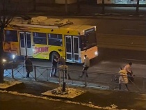 Массовая драка на Ленинском проспекте остановила троллейбус