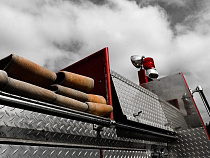 На Литовском валу сгорел «Лексус»: огонь повредил и стоящий рядом «КИА»