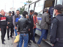 Калининградские приставы выдворили на родину 10 граждан Узбекистана