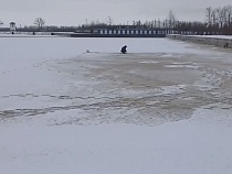 В Калининградской области рыбаки ждут своих провалов на тающем льду