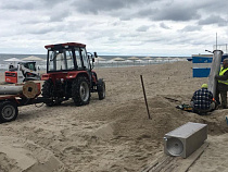 Сити-менеджер Янтарного показал, как откапывают променад (видео)