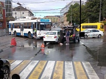 Из-за ДТП у Центрального рынка заблокирована полоса на Черняховского