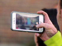 Пенсионер украл телефон за 20 000 рублей, забытый покупателем на кассе в магазине